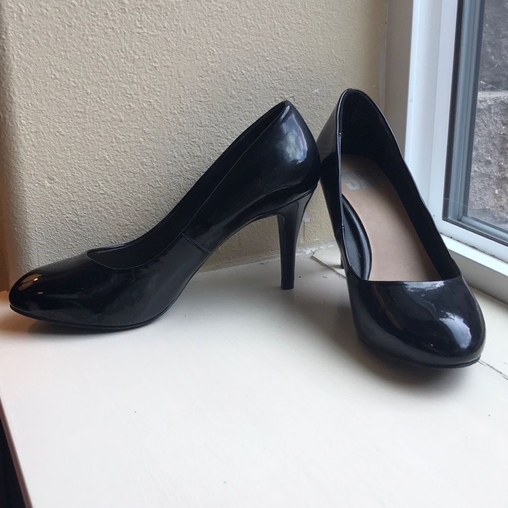 Black pumps. Size 8.5